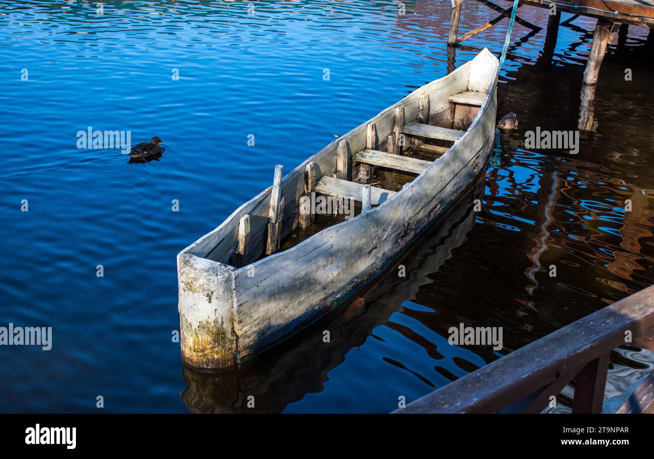 Vecchio peschereccio in legno abbandonato Foto Stock