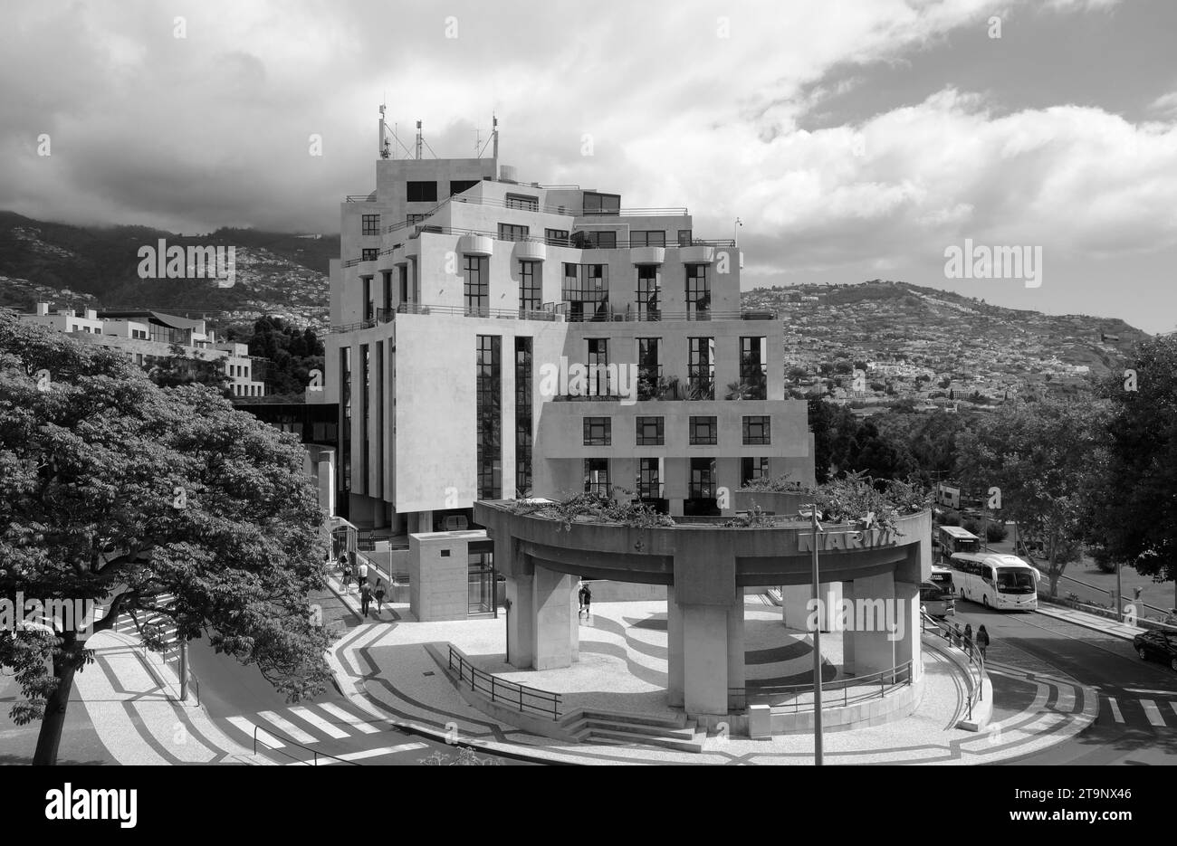 Edificio del porticciolo di Rua Fontes e montagne sullo sfondo - Funchal, Madeira. Foto Stock