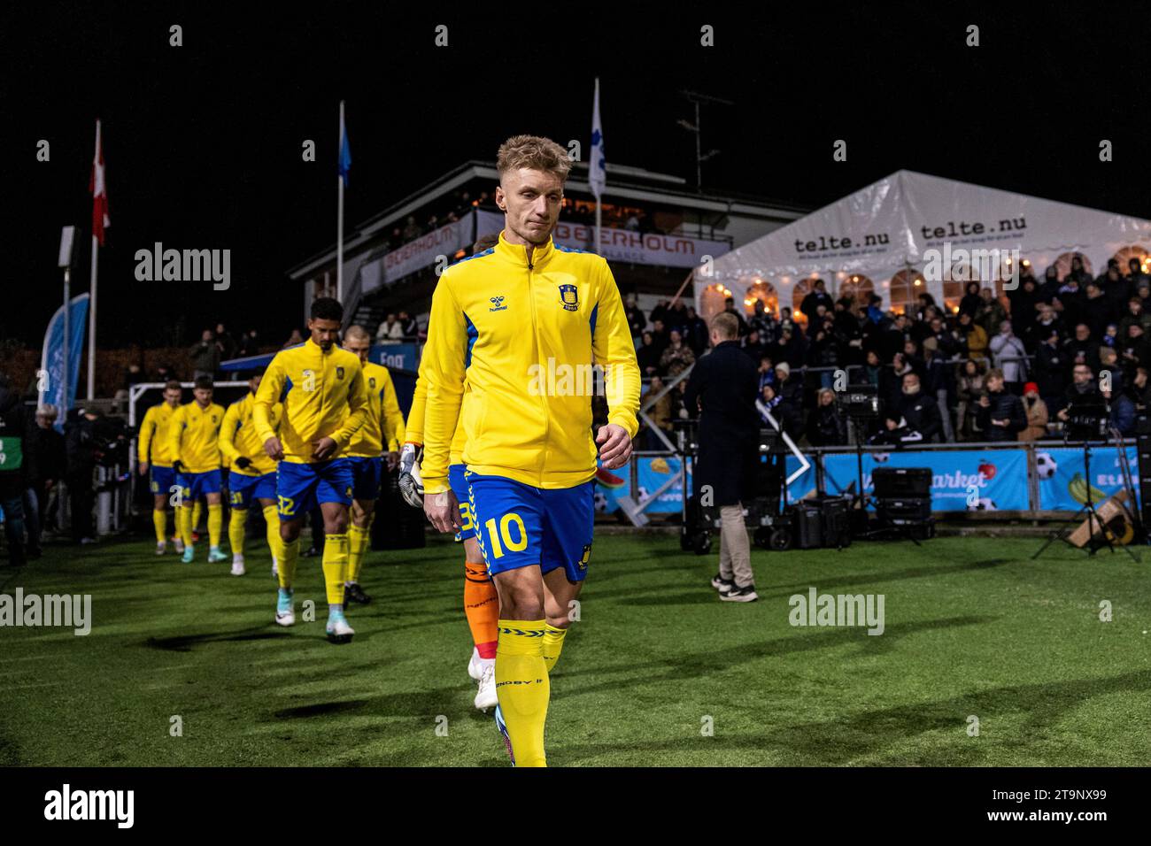 Lyngby, Danimarca. 26 novembre 2023. Daniel Wass (10) di Broendby IF guida la squadra in campo per il 3F Superliga match tra Lyngby BK e Broendby IF al Lyngby Stadium di Lyngby. (Foto: Gonzales Photo/Alamy Live News Foto Stock