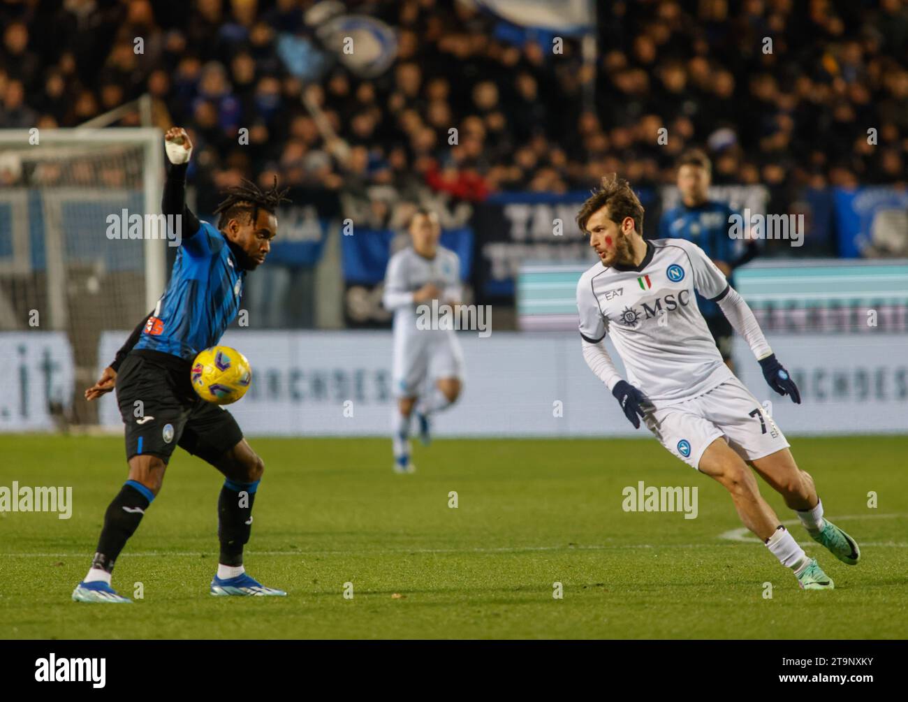 Ademola Lookman di Atalanta BC (L) e Khvicha Kvaratskhelia di Sac Napoli (R) visti in azione durante la partita tra Atalanta BC e SSC Napoli come parte della serie A italiana, stagione 2023/2024, allo Stadio Gewiss. Punteggio finale; Atalanta 1: 2 Napoli. Foto Stock