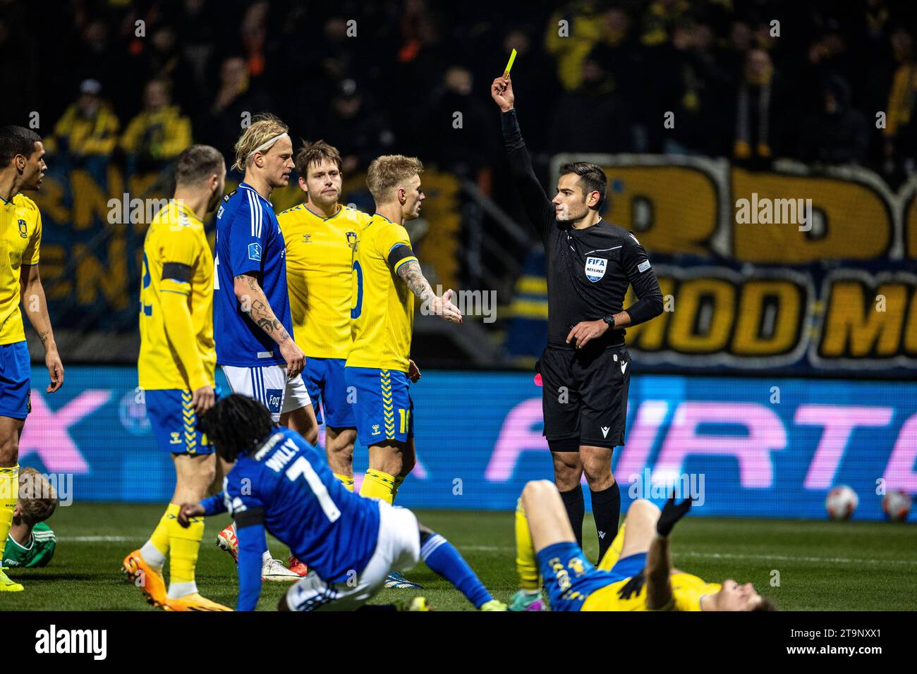 Lyngby, Danimarca. 26 novembre 2023. L'arbitro Kyriakos Athanasiou prenota Daniel Wass (10) di Broendby IF durante il 3F Superliga match tra Lyngby BK e Broendby IF al Lyngby Stadium di Lyngby. (Foto: Gonzales Photo/Alamy Live News Foto Stock