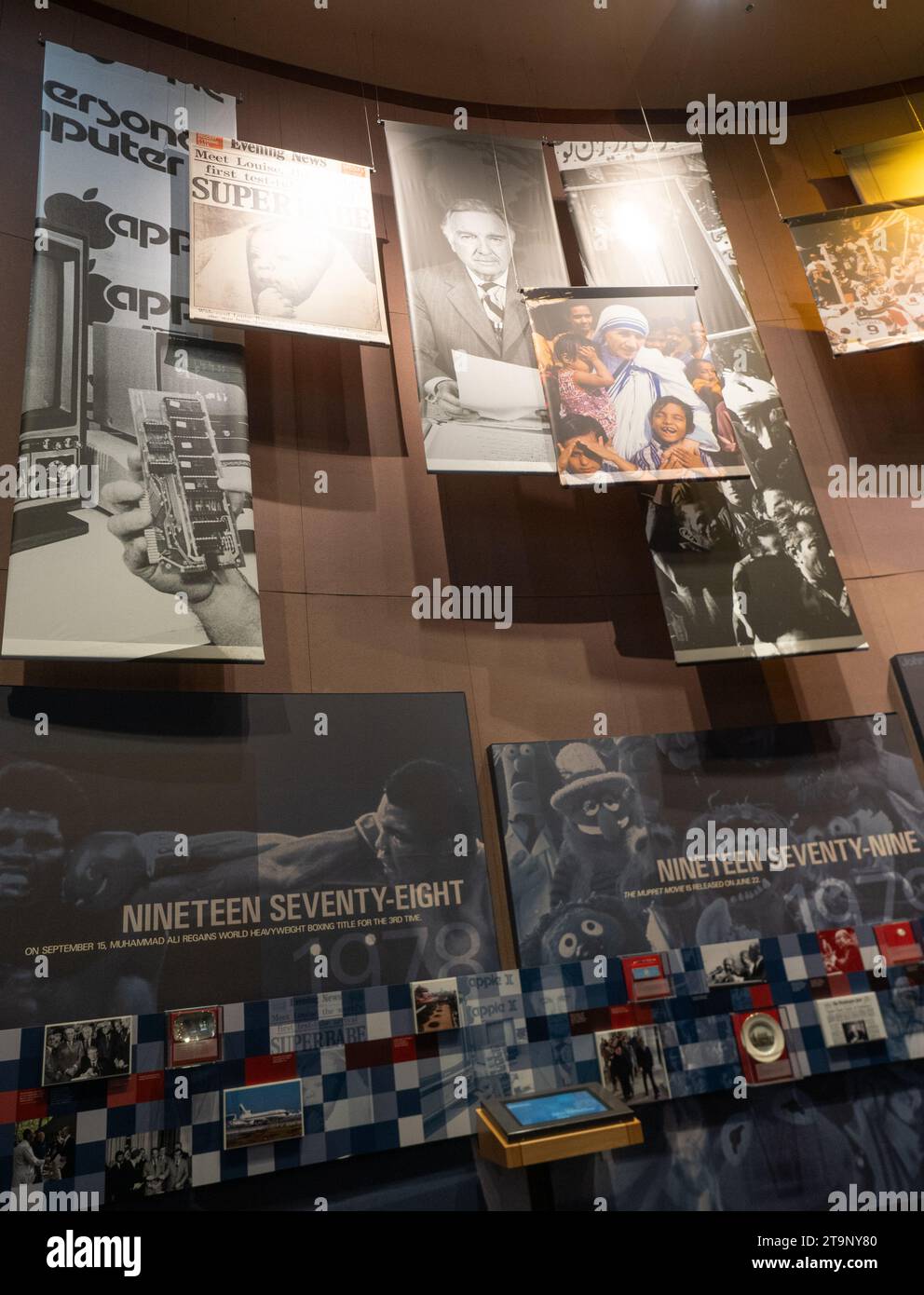 Cartelli e foto di eventi degni di nota in mostra presso la Jimmy Carter Presidential Library and Museum di Atlanta, Georgia. Foto Stock