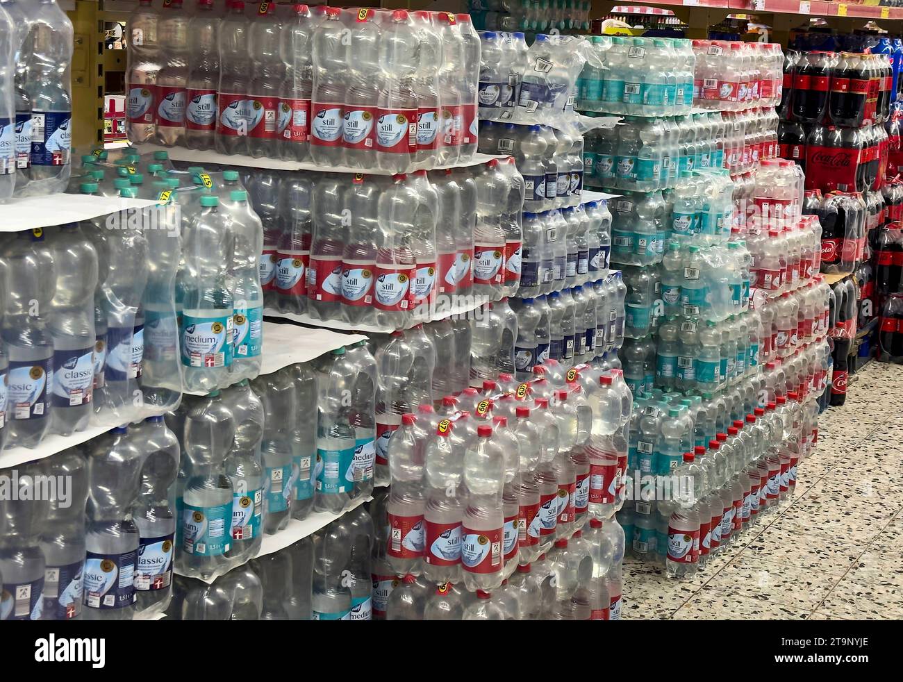 Plastikflaschen mit Wasser zum Verkauf in einem Supermarkt in Füssen, Deutschland AM 20.11.2023 Credit: Imago/Alamy Live News Foto Stock