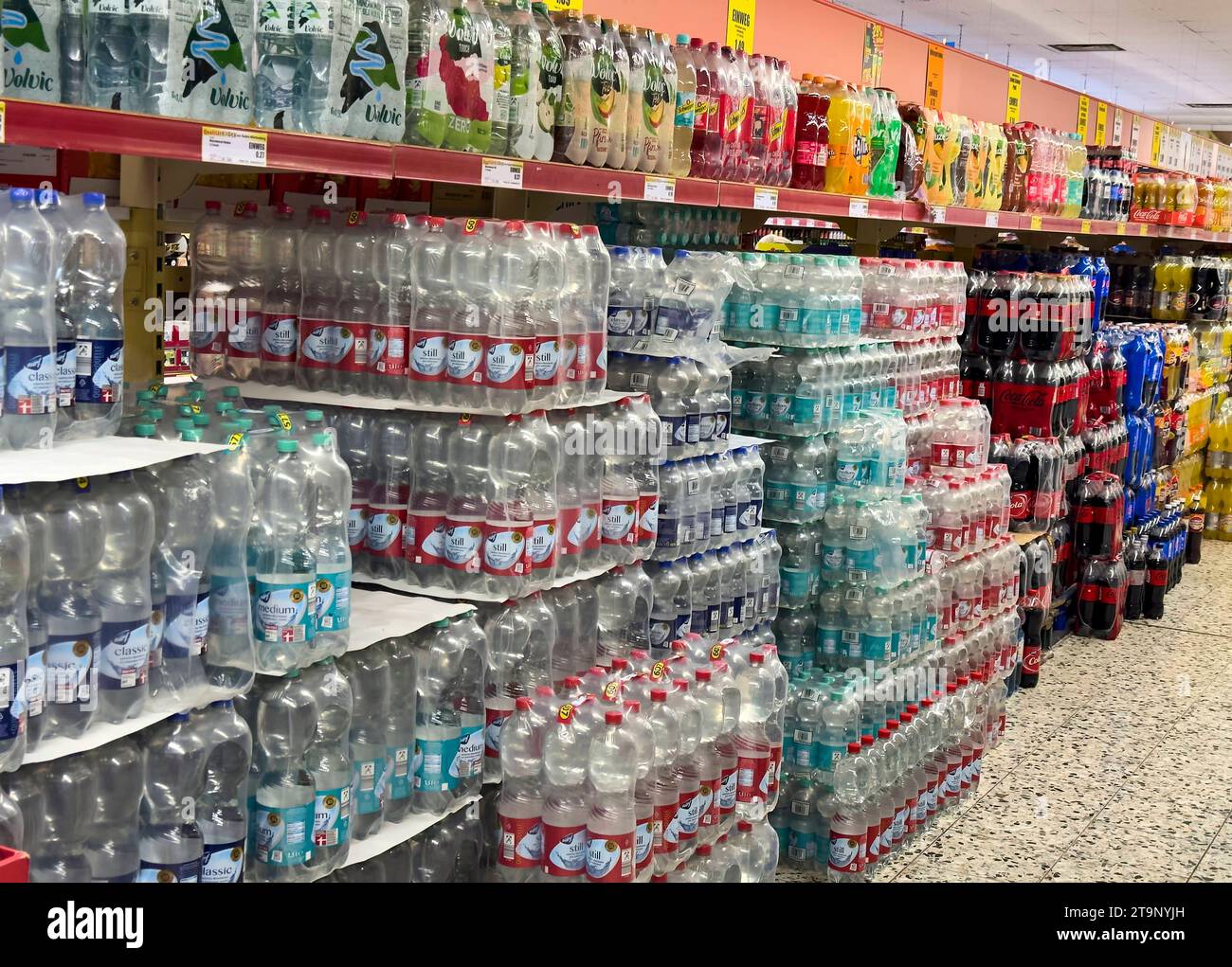 Plastikflaschen mit Wasser zum Verkauf in einem Supermarkt in Füssen, Deutschland AM 20.11.2023 Credit: Imago/Alamy Live News Foto Stock