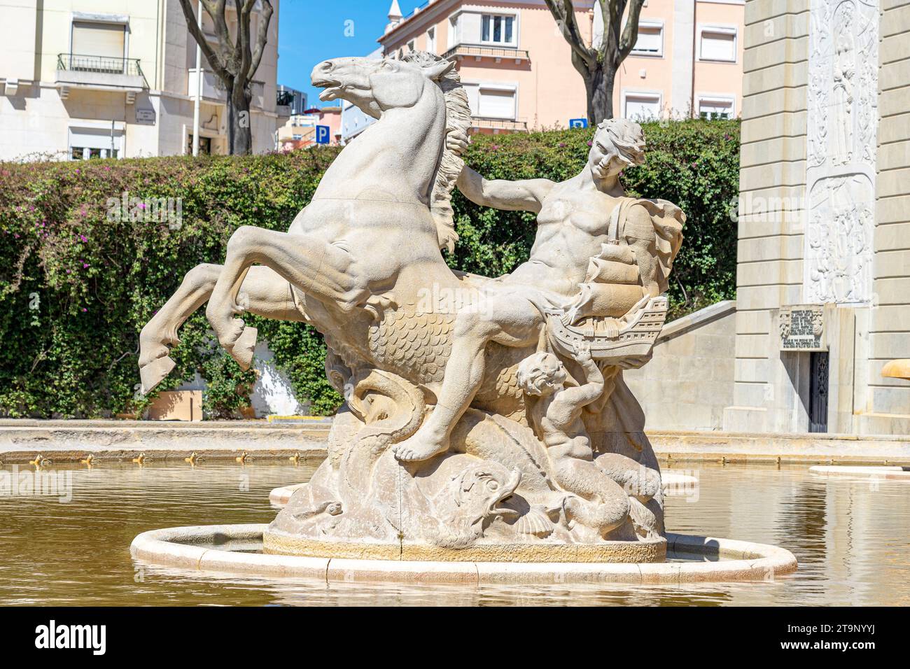 Immagine diurna delle statue della sorgente luminosa di Alameda non funzionante, Lisbona. Foto Stock