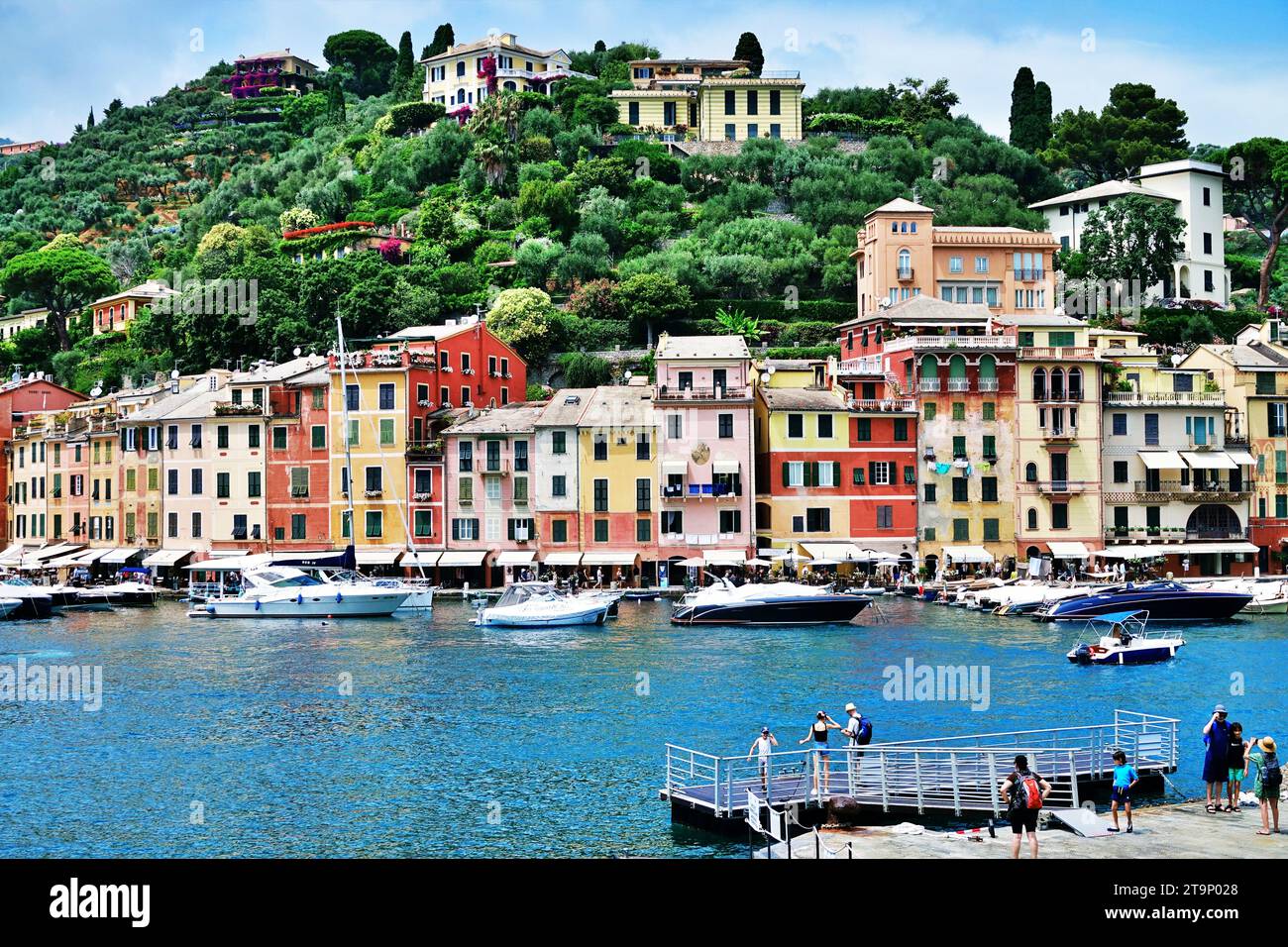Le case e le barche sul porto del villaggio di Portofino sulla riviera italiana. Portofino, Genova, Liguria Foto Stock