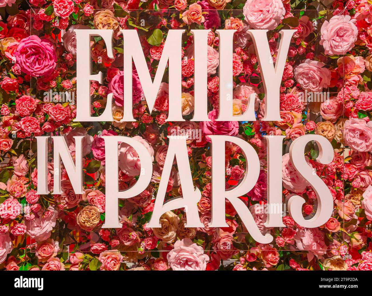 tokyo, giappone - maggio 31 2023: Installazione artistica raffigurante il titolo della serie televisiva americana Emily in Paris, realizzata in polist Foto Stock