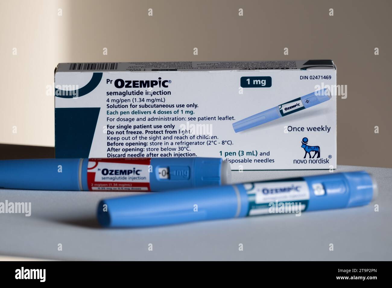 Montreal, CA - 25 novembre 2023: Penne a iniezione semaglutide Ozempic e scatola. Ozempic è un farmaco per l'obesità Foto Stock