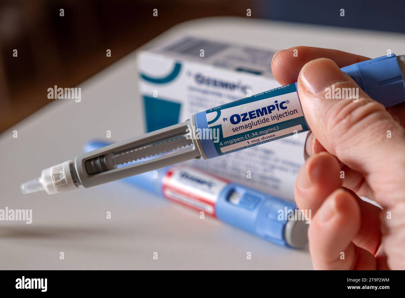 Montreal, CA - 25 novembre 2023: Hand Holding Ozempic semaglutide injection pen. Ozempic è un farmaco per l'obesità Foto Stock