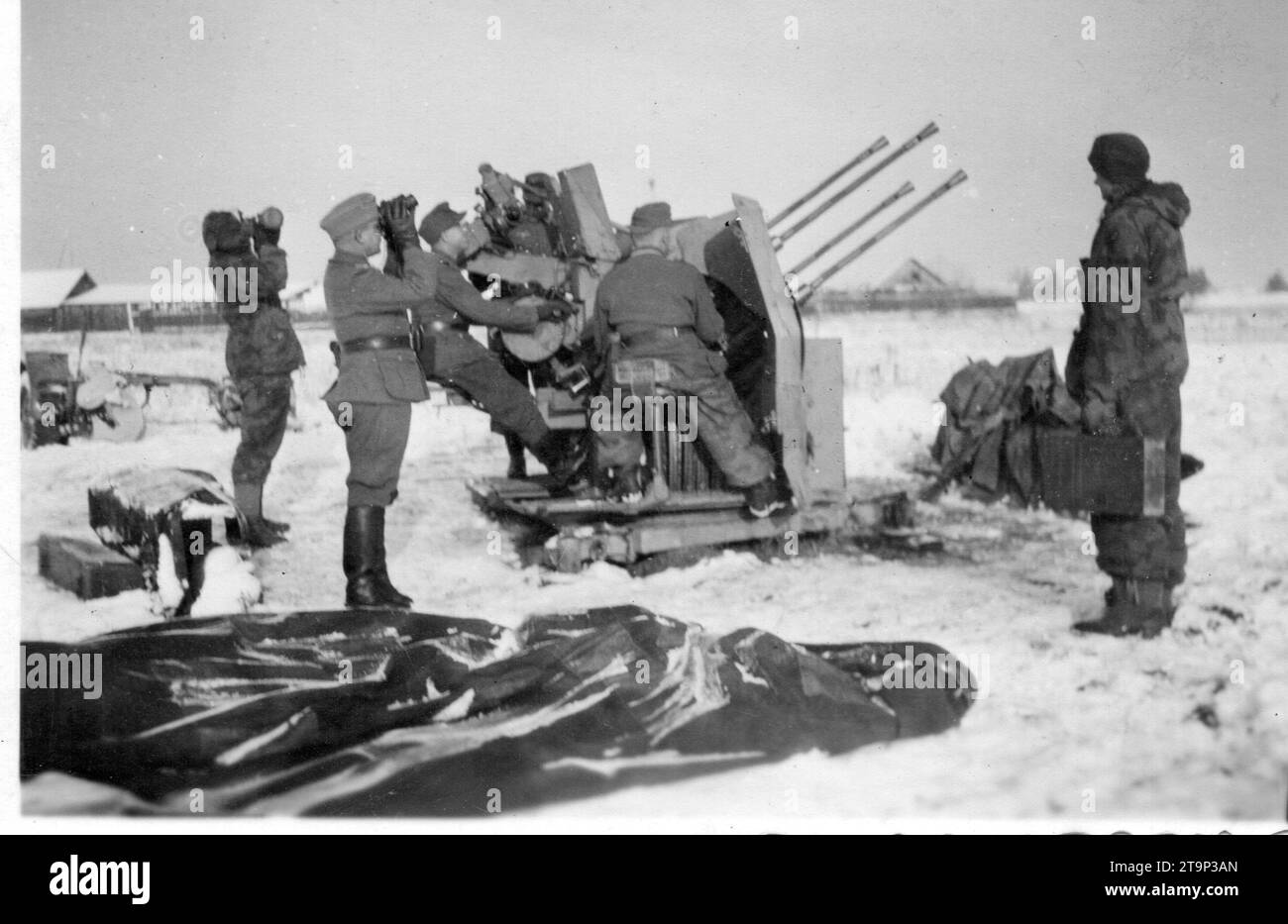 Foto in bianco e nero della seconda guerra mondiale. Cannone antiaereo tedesco Four Barrel 20 mm in preparazione durante il mese invernale di febbraio 1944 sul fronte russo Foto Stock