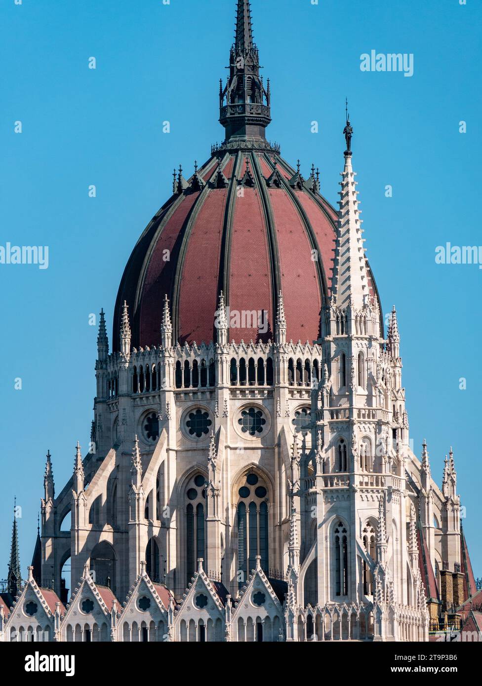 Primo piano dell'edificio del Parlamento ungherese in un pomeriggio di sole Foto Stock
