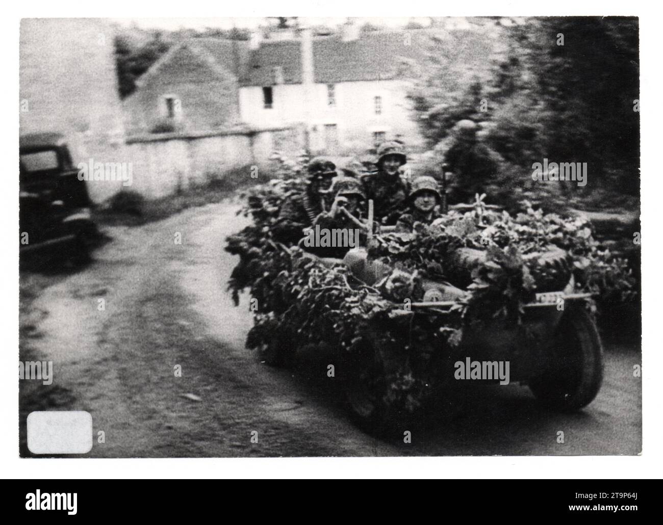 Seconda guerra mondiale foto in bianco e nero soldati tedeschi in un VW166 Schwimmwagen mimetizzato sul fronte di Normandia 1944 . Gli uomini sono della 1st SS Panzer Division LSSAH Reconnaissance Company Foto Stock Seconda guerra mondiale foto in bianco e nero soldati tedeschi in un VW166 Schwimmwagen mimetizzato sul fronte di Normandia 1944 . Gli uomini sono della 1st SS Panzer Division LSSAH Reconnaissance Company Foto Stock