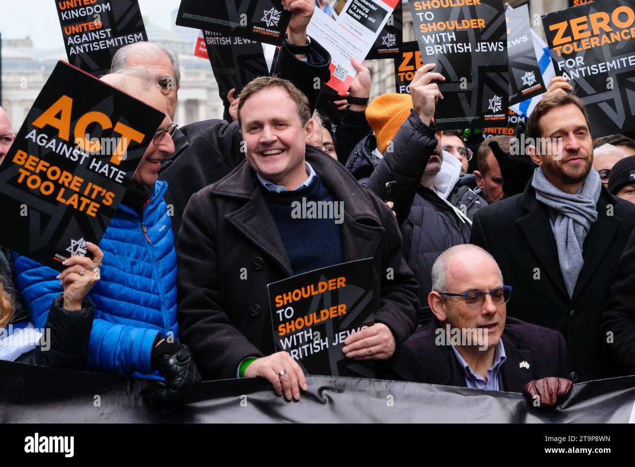 Londra, Regno Unito. 26 novembre 2023. Decine di migliaia di persone si unirono alla marcia contro l'antisemitismo nel centro di Londra, su una strada dalle Royal Courts of Justice, fino a Parliament Square. Si dice che il raduno sia il più grande del suo genere dalla battaglia di Cable Street nel 1936. Credito: Fotografia dell'undicesima ora/Alamy Live News Foto Stock