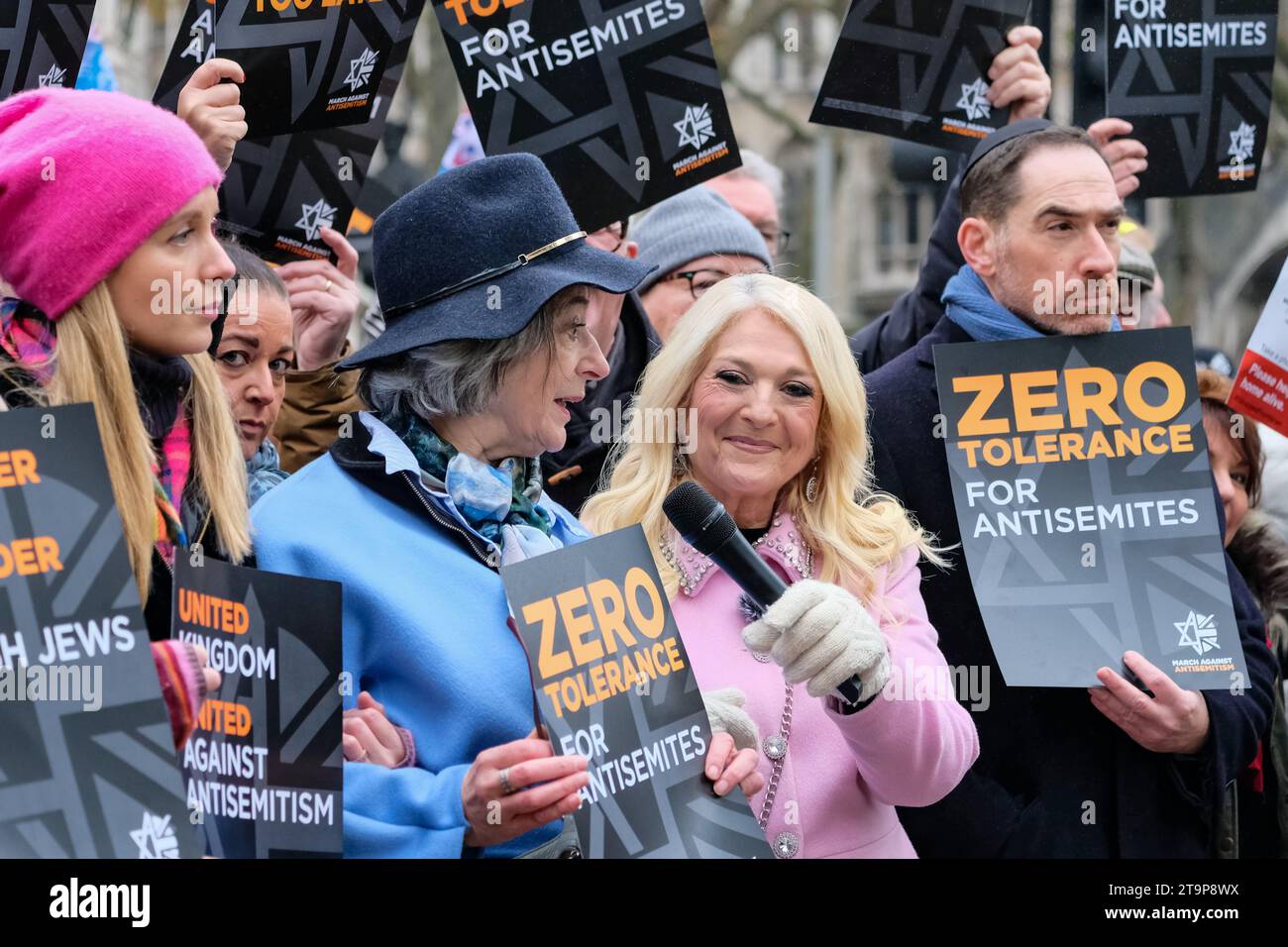 Londra, Regno Unito. 26 novembre 2023. Decine di migliaia di persone si unirono alla marcia contro l'antisemitismo nel centro di Londra, su una strada dalle Royal Courts of Justice, fino a Parliament Square. Si dice che il raduno sia il più grande del suo genere dalla battaglia di Cable Street nel 1936. Credito: Fotografia dell'undicesima ora/Alamy Live News Foto Stock
