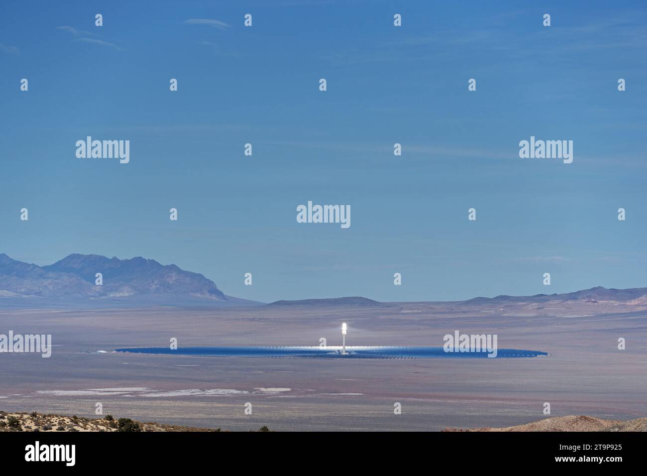 Crescent Dunes ha concentrato la centrale solare termica a torre nel deserto vicino a Tonopah Nevada Foto Stock
