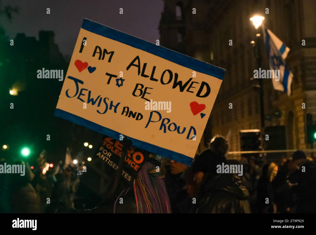 Londra, Regno Unito. 26 novembre 2023. Decine di migliaia di persone si unirono alla marcia contro l'antisemitismo nel centro di Londra, su una strada dalle Royal Courts of Justice, fino a Parliament Square. Si dice che il raduno sia il più grande del suo genere dalla battaglia di Cable Street nel 1936. Credito: Fotografia dell'undicesima ora/Alamy Live News Foto Stock