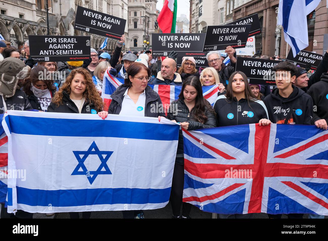 Londra, Regno Unito. 26 novembre 2023. Decine di migliaia di persone si unirono alla marcia contro l'antisemitismo nel centro di Londra, su una strada dalle Royal Courts of Justice, fino a Parliament Square. Si dice che il raduno sia il più grande del suo genere dalla battaglia di Cable Street nel 1936. Credito: Fotografia dell'undicesima ora/Alamy Live News Foto Stock