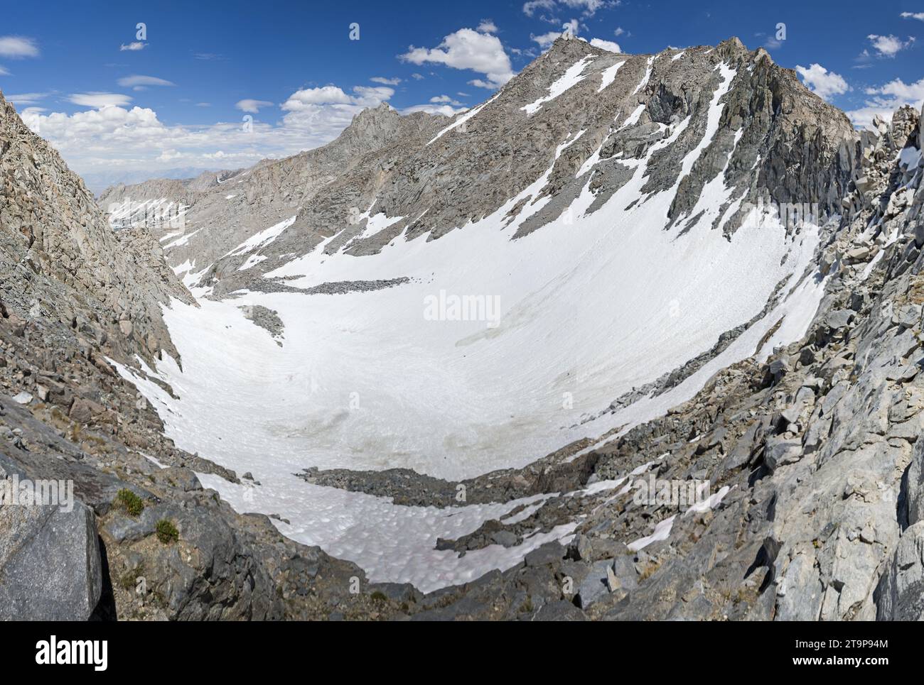 A luglio, ammira il paesaggio a nord e ad est dall'Echo col nella John Muir Wilderness delle montagne della Sierra Nevada Foto Stock