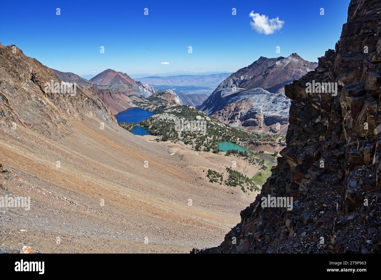 vista della montagna della Sierra orientale affacciata sul bacino idrografico di Convict Creek con i laghi Dorothy, Bighorn, WIT-so-Nah-Pah e Laurel Mountain Foto Stock