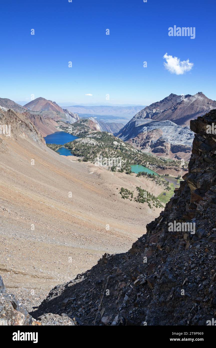 Immagine verticale che guarda verso il bacino idrografico di Convict Creek con i laghi Dorothy, Bighorn e WIT-so-Nah-Pah, Laurel Mountain e Mount Morri Foto Stock