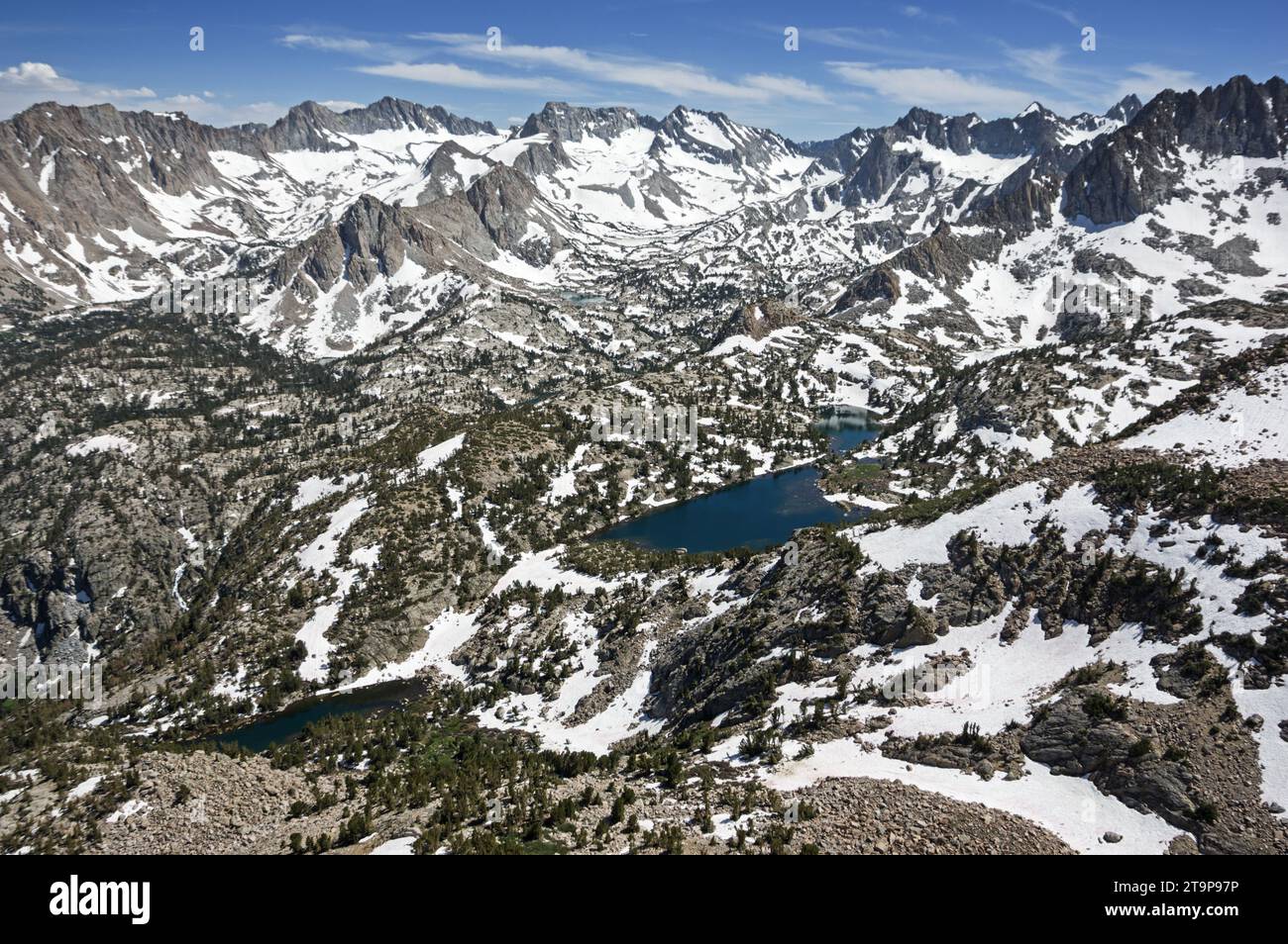 Le montagne della Sierra Nevada dal Granite Peak si affacciano sui laghi Fishgut in estate in un anno di neve alta Foto Stock