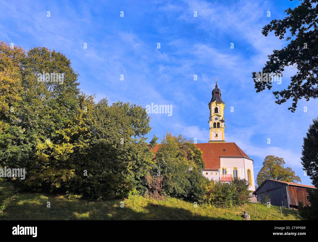 Kirche St Chiesa di Nikolaus il 12 ottobre 2023 a Pfronten, Baviera, Germania. Credito: Imago/Alamy Live News Foto Stock
