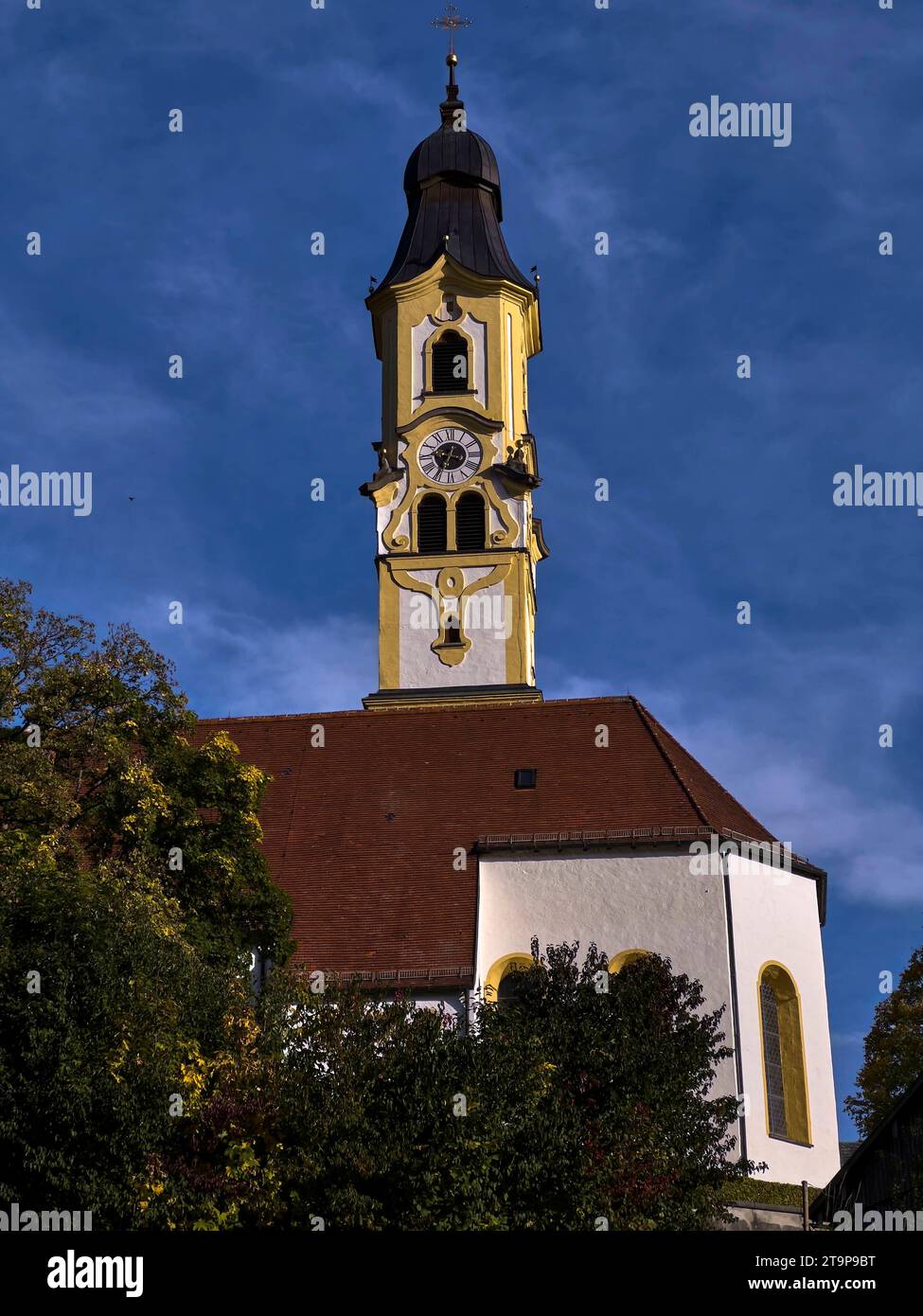 Kirche St Chiesa di Nikolaus il 12 ottobre 2023 a Pfronten, Baviera, Germania. Credito: Imago/Alamy Live News Foto Stock