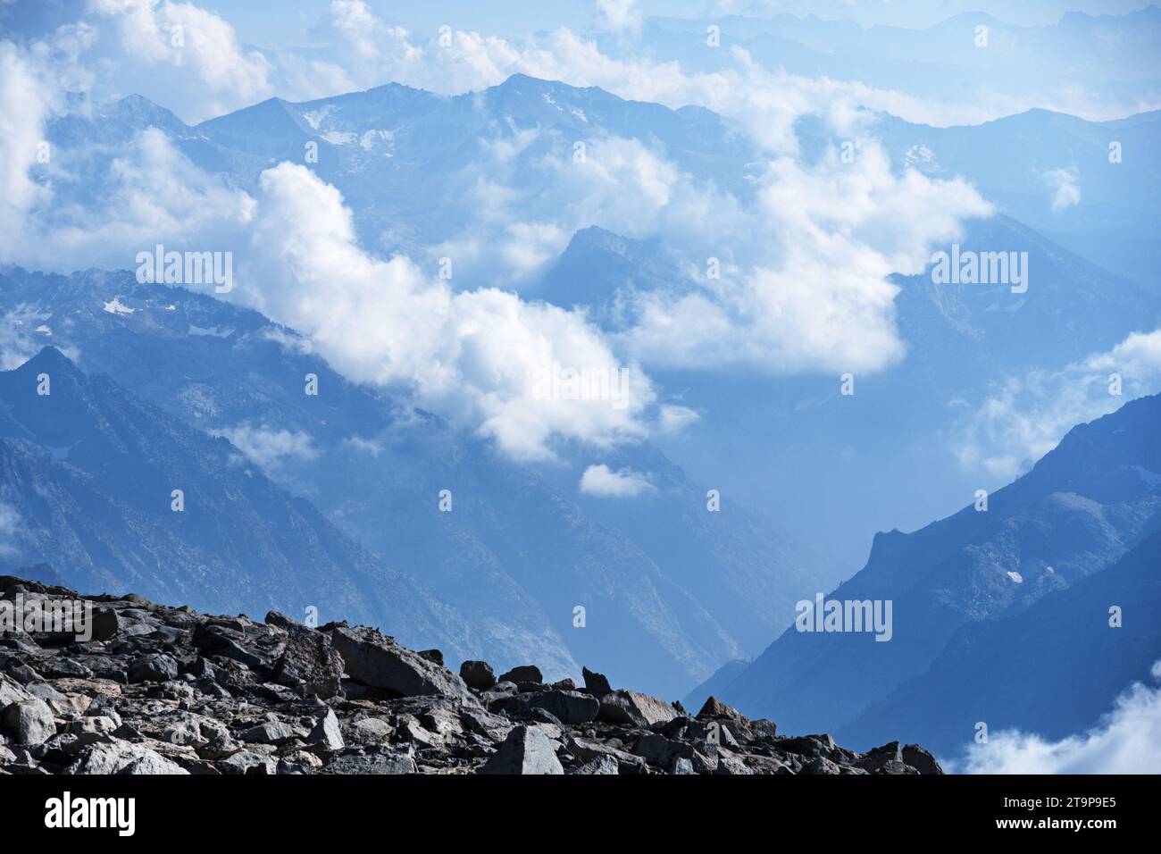 Montagne della Sierra Nevada e nuvole del Kings Canyon National Park e del LeConte Canyon Foto Stock