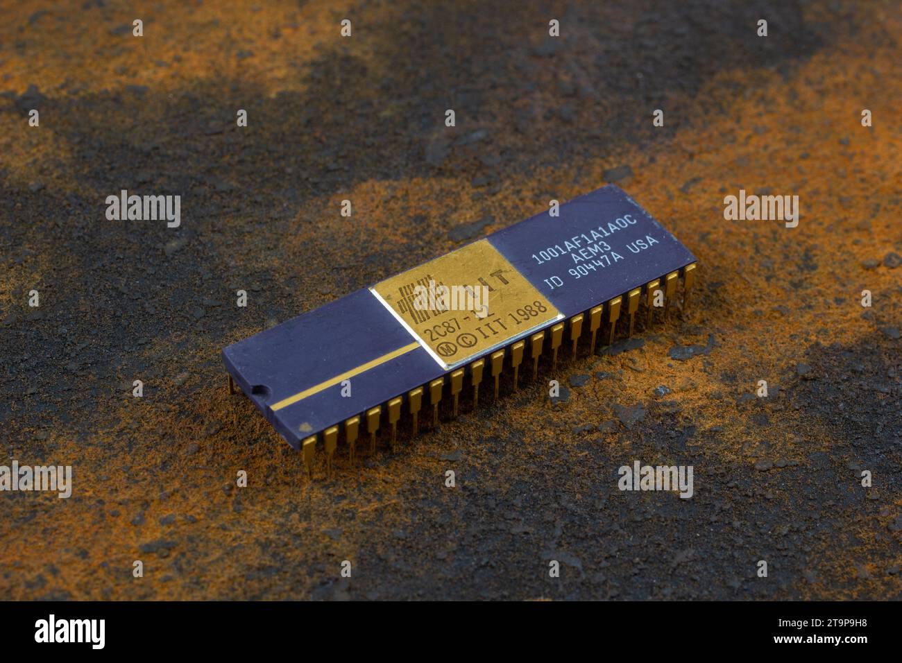 KIEV, UCRAINA - 2 agosto 2023. Unità coprocessore Intel 287 a virgola mobile su sfondo arrugginito. Foto Stock