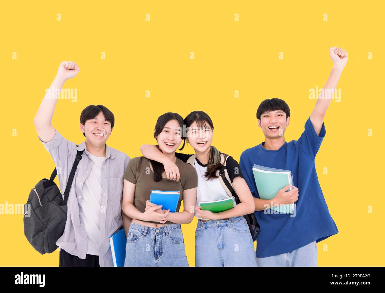 Gruppo di studenti adolescenti eleganti su sfondo giallo Foto Stock