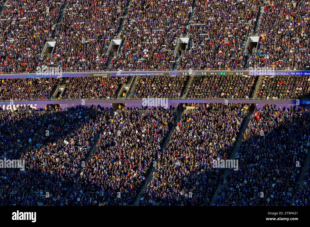 Gli spettatori si riuniscono all'Husky Stadium per vedere i Washington Huskies giocare i rivali dei Washington State Cougars alla 115a edizione della Apple Cup a Seattle su Satur Foto Stock