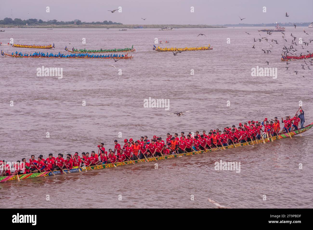 Phnom Penh celebra Bon Om Touk, il festival dell'acqua cambogiano, con una corsa di draghi sul fiume Tonle SAP. © Kraig Lieb Foto Stock