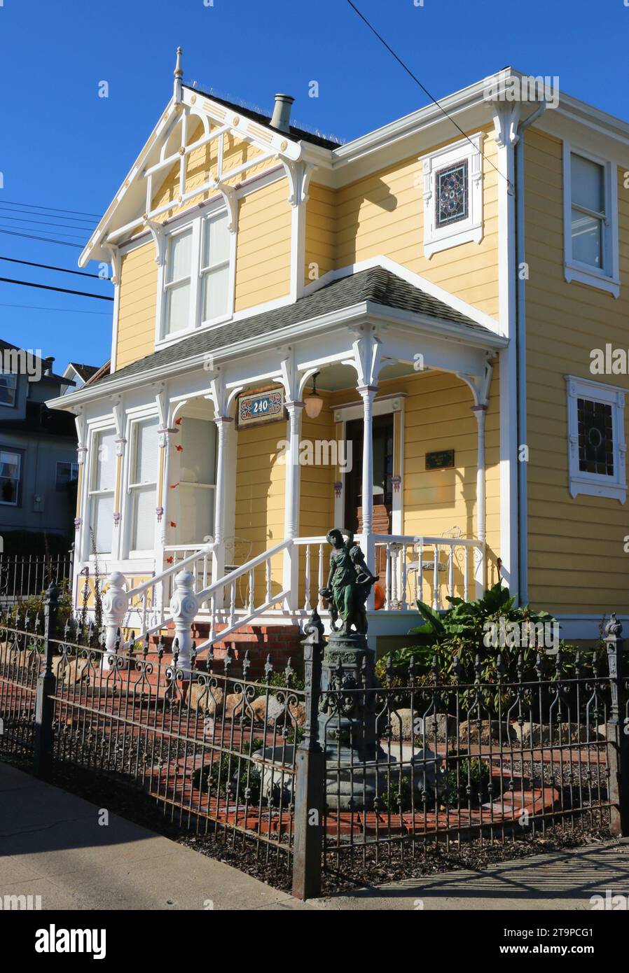 Storica residenza gialla a due piani, Pacific Grove, California. Foto Stock