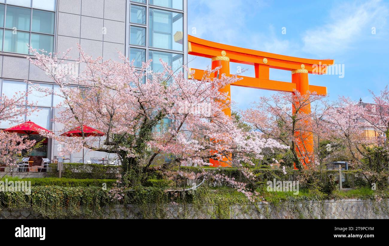 Kyoto, Giappone - 2 aprile 2023: Il giro in barca Okazaki Jikkokubune effettua una crociera di tre chilometri dal molo delle barche di Nanzenji alla diga di Ebisu e ritorno Foto Stock