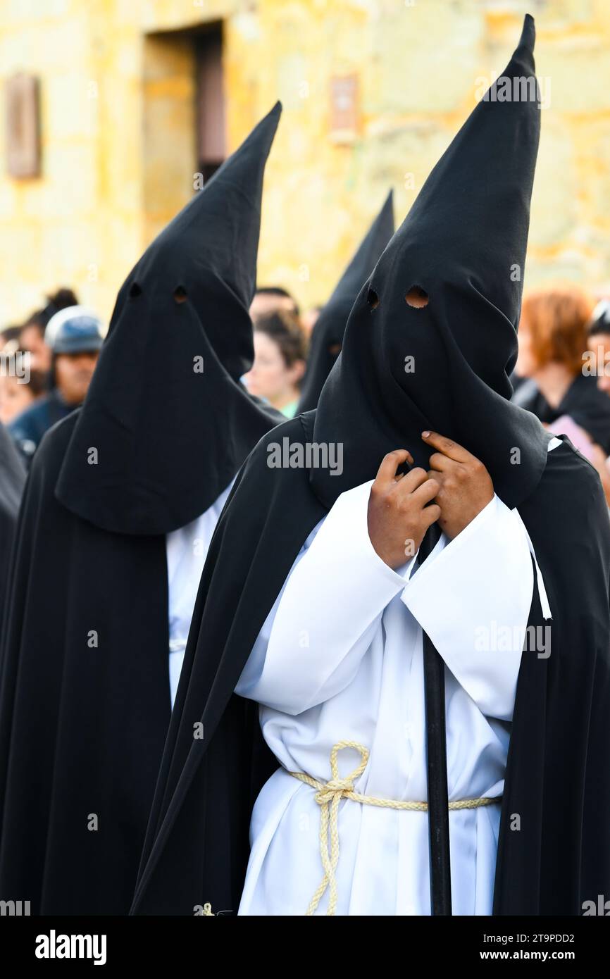 Penitenti che indossano cappelli Capirote durante il tempo di Pasqua venerdì Santo, sfilata silenziosa per commemorare la Crocifissione e la morte di Gesù Cristo, nella città di Oaxaca, Messico Foto Stock