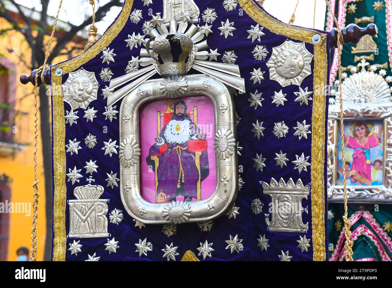 Striscioni di confraternite, Pasqua venerdì Santo parata silenziosa commemorativa della Crocifissione e della morte di Gesù Cristo, nella città di Oaxaca, Messico Foto Stock