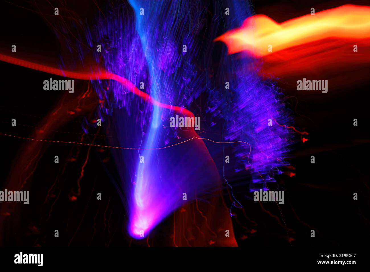 Immagini artistiche e fantasiose di sfocatura della luce ICM, colori vivaci e vivaci e immagini come lo spazio. Per sfondi astratti e stampe artistiche. Foto Stock