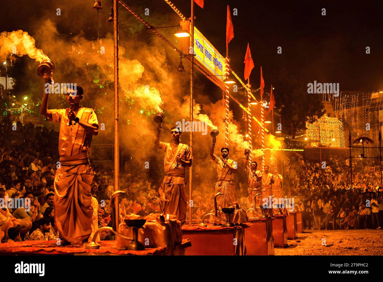 Varanasi, India. 26 novembre 2023. I sacerdoti indù eseguono preghiere "serali Aarati" presso assi Ghat durante il Ganga Aarti, un tradizionale e antico rituale indù che onora il fiume Gange. Dev Deepavali/Diwali è il più grande festival di festa della luce a Kartik Poornima (metà autunno), dove i devoti decorano la riva del fiume con milioni di lampade durante il festival. Credito: SOPA Images Limited/Alamy Live News Foto Stock