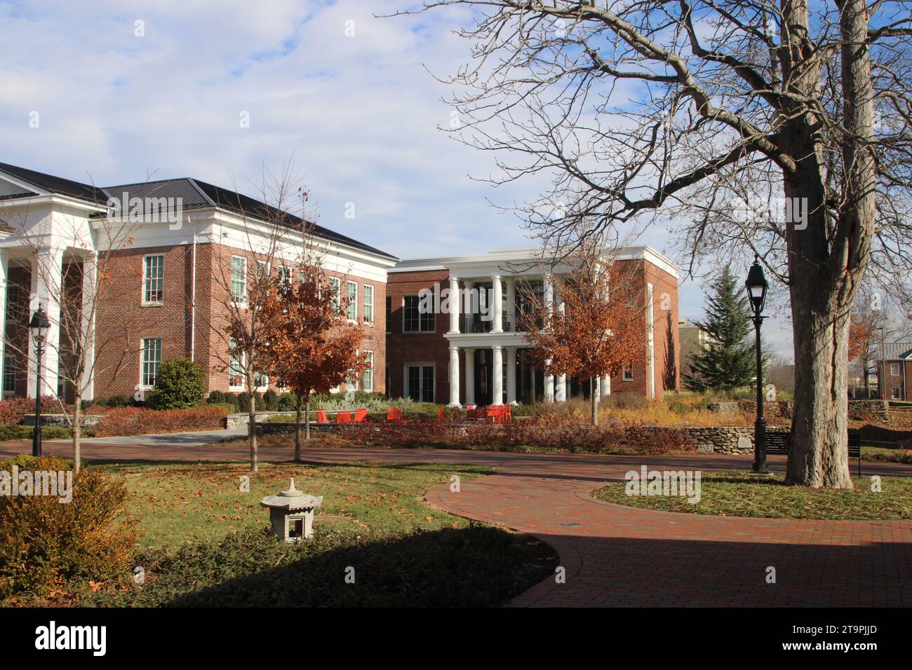 Lexington, USA. 26 novembre 2023. Il campus della Washington and Lee University è stato visto nel fogliame autunnale a Lexington, Virginia, USA, il 26 novembre 2023. Washington and Lee è un college privato di arti liberali e una delle più antiche istituzioni di istruzione superiore negli Stati Uniti. (Foto di Carlos Kosienski/Sipa USA) credito: SIPA USA/Alamy Live News Foto Stock