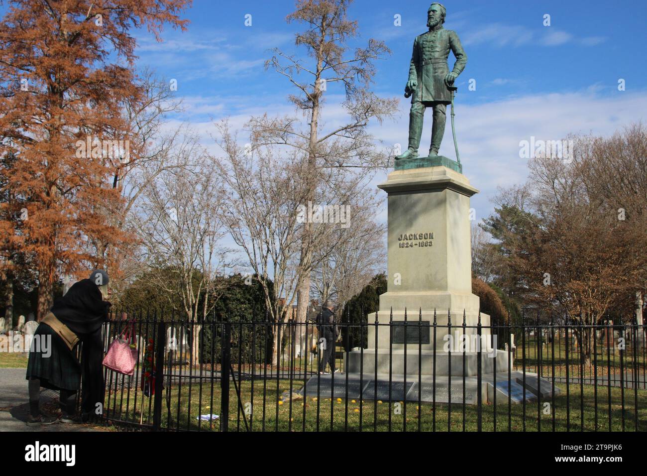 Lexington, USA. 26 novembre 2023. Una persona rispetta il luogo del riposo eterno del generale della guerra civile Thomas Jonathan 'Stonewall' Jackson nel cimitero di Oak Grove a Lexington, Virginia, USA, il 26 novembre 2023. Stonewall è considerato dagli storici militari come uno dei comandanti tattici più dotati nella storia degli Stati Uniti. (Foto di Carlos Kosienski/Sipa USA) credito: SIPA USA/Alamy Live News Foto Stock