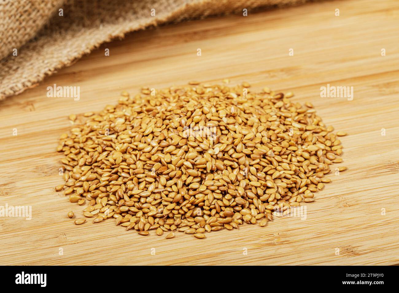Primo piano di una pila di semi di lino arrosto un integratore sano e delizioso a qualsiasi pasto Foto Stock