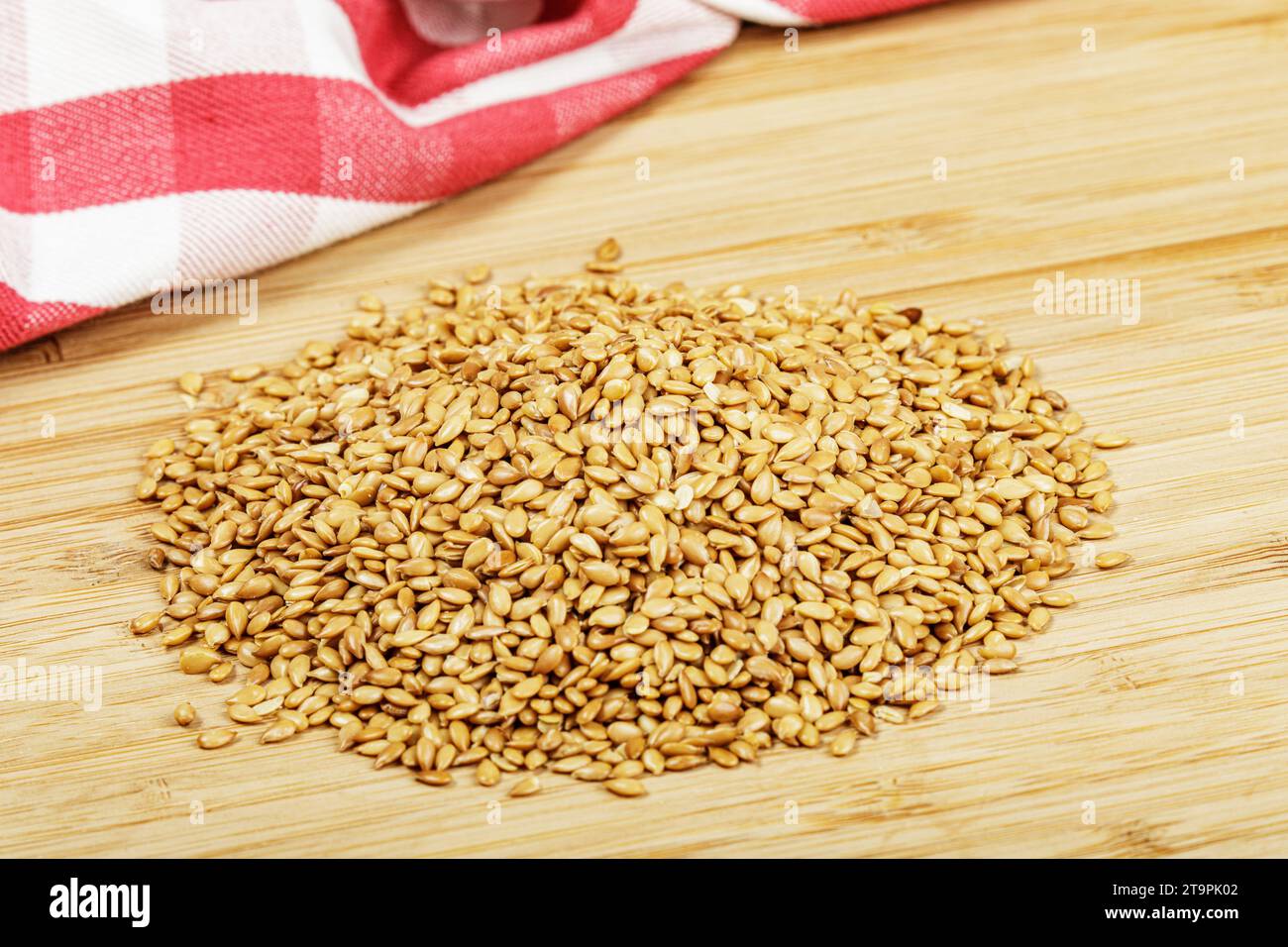 Primo piano di una pila di semi di lino arrosto un integratore sano e delizioso a qualsiasi pasto Foto Stock