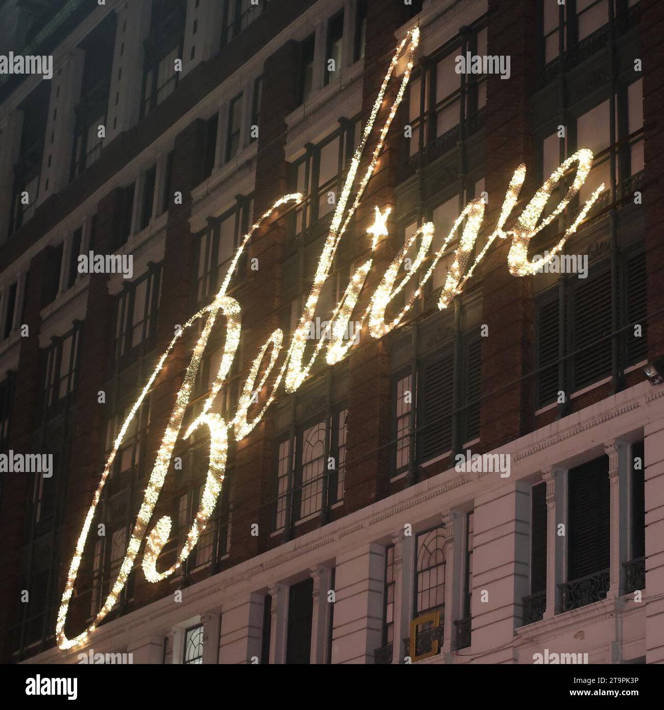 USA. 25 dicembre 2021. Macy's, Herald Square, New York, USA. Le luci annuali "Believe" viste durante le festività nel grande magazzino di Manhattan. Credito fotografico: Robyn Stevens Brody/Sipa USA. Credito: SIPA USA/Alamy Live News Foto Stock