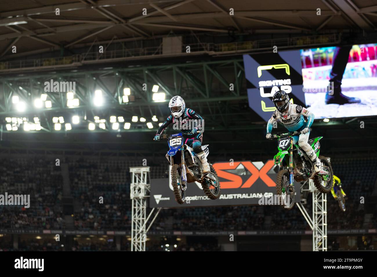 Melbourne, Australia, 25 novembre 2023. Luke Neese degli Stati Uniti sulla FXR / Club MX YAMAHA e Adrien Escoffier della Francia sul Team Bud Racing Kawasaki KAWASAKI durante il WSX Australian Grand Prix al Marvel Stadium il 25 novembre 2023 a Melbourne, Australia. Crediti: Dave Hewison/Speed Media/Alamy Live News Foto Stock