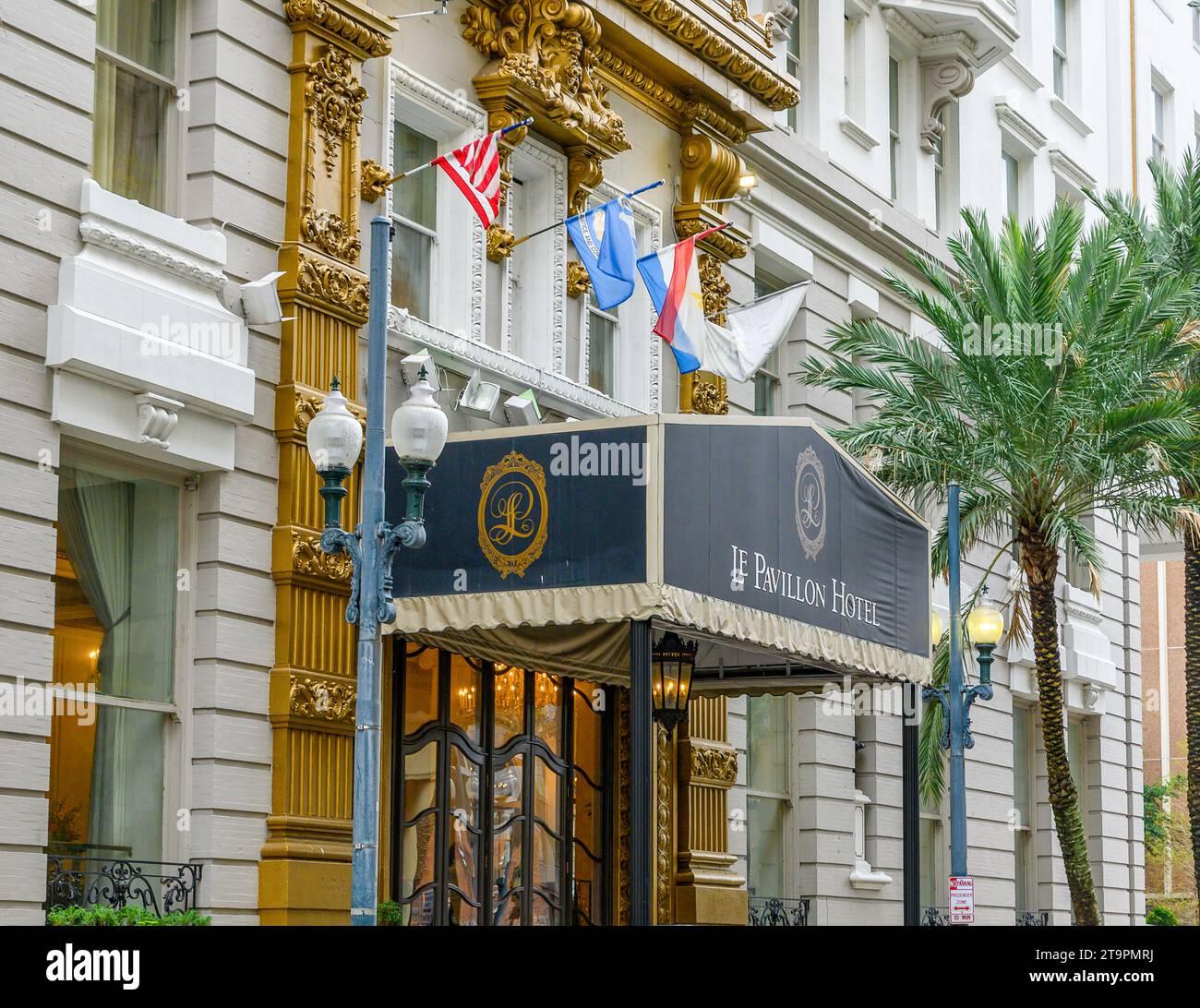 NEW ORLEANS, LA, USA - 12 NOVEMBRE 2023: Ingresso di Baronne Street al le Pavillon Hotel nel quartiere centrale degli affari Foto Stock