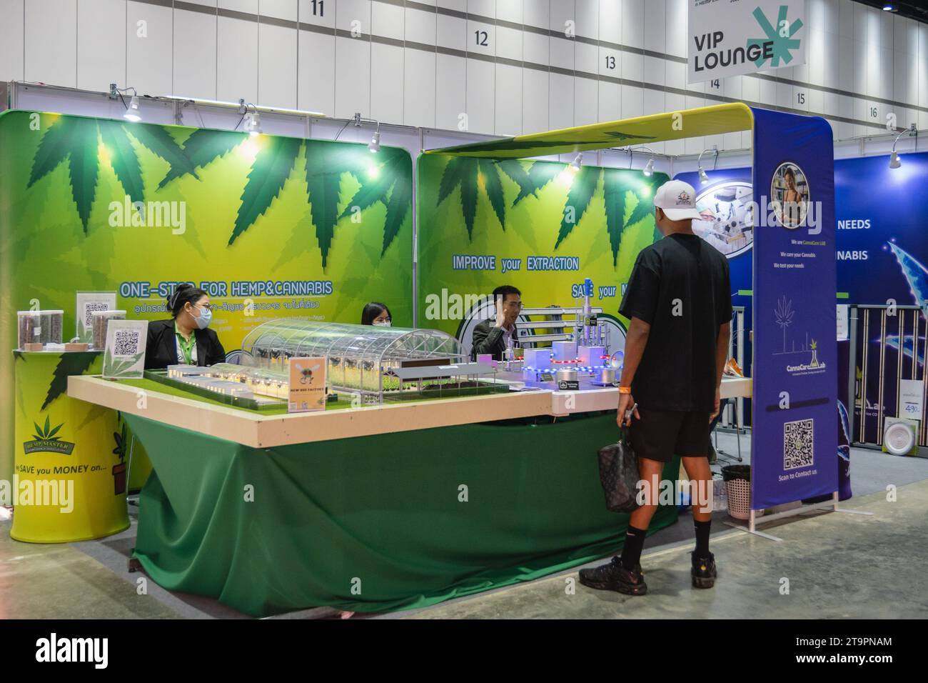 Bangkok, Thailandia. 23 novembre 2023. Il visitatore è presente allo stand di canna Care, all'Asia International Hemp Expo 2023, al Queen Sirikit National Convention Center (QSNCC), a Bangkok. L’Asia International Hemp Expo 2023 è la prima fiera commerciale per l’industria della canapa in Asia per imprenditori e industriali che cercano informazioni, vantaggi cruciali, maggiore consapevolezza e soluzioni sostenibili per il futuro della canapa, che è già stata sbloccata e legalizzata in Thailandia. (Foto di Nathalie Jamois/SOPA Images/Sipa USA) credito: SIPA USA/Alamy Live News Foto Stock