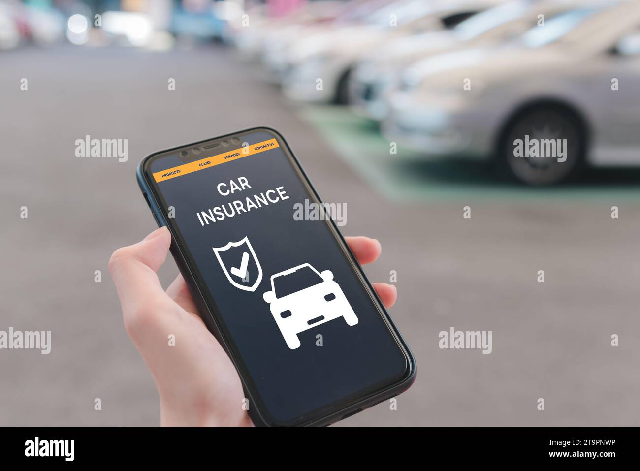 Mano utilizzando un telefono cellulare per accedere a una piattaforma di assicurazione auto online i clienti possono confrontare i preventivi, con questa soluzione innovativa, presentare reclami, ecc. Foto Stock