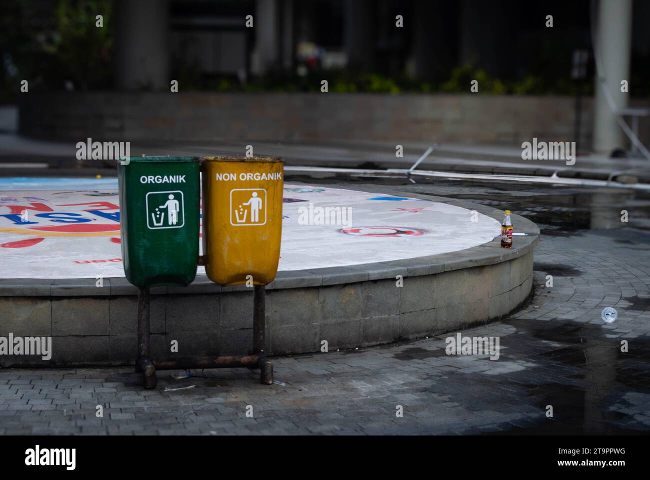 Balikpapan, Indonesia - 26 novembre 2023. Alcune persone sono troppo pigri per la gestione dei rifiuti, anche se c'è un cestino vicino. Foto Stock