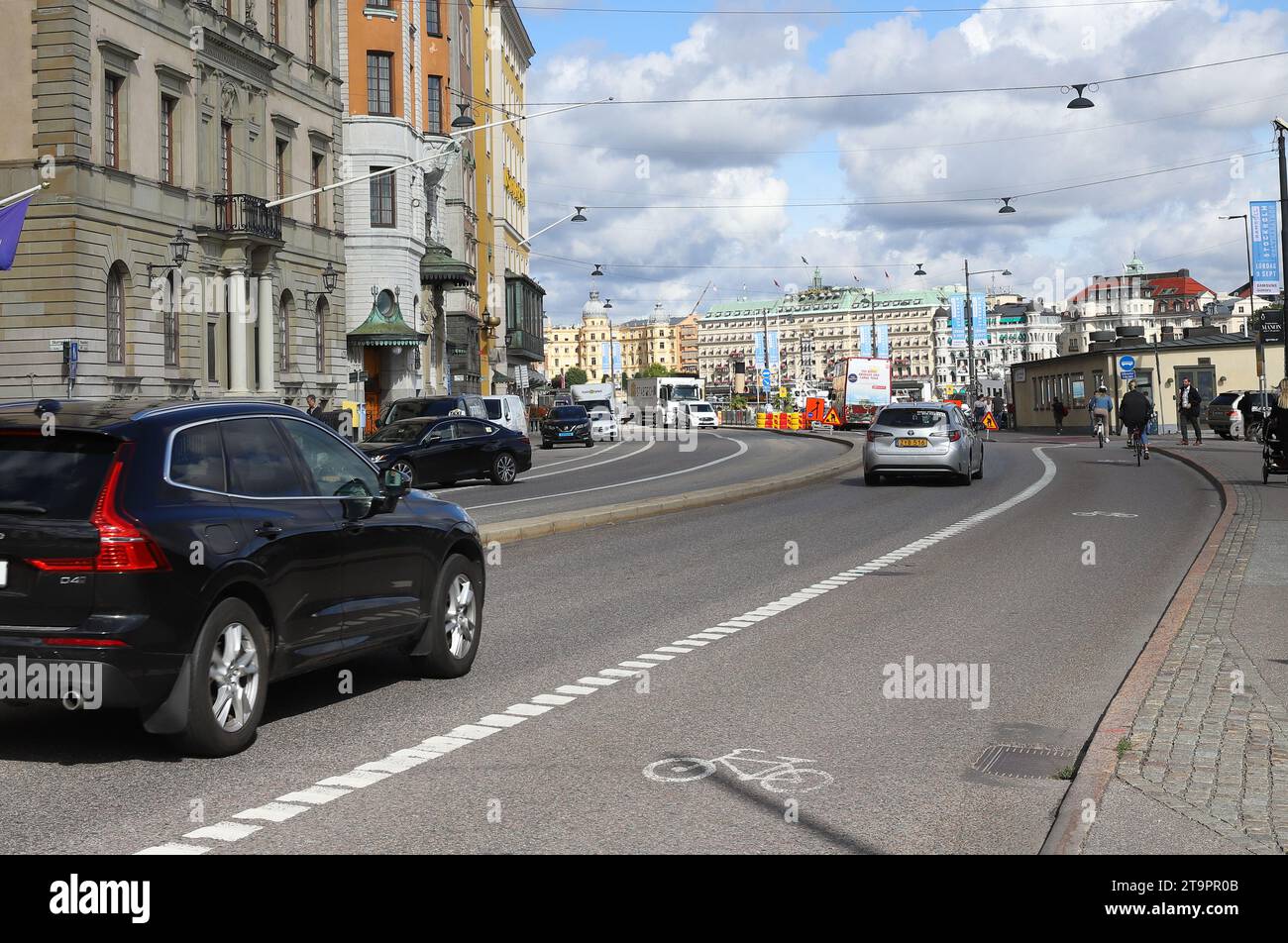 Stoccolma, Svezia - 31 agosto 2023: Vista della via Skeppsbron nel quartiere della città vecchia. Foto Stock