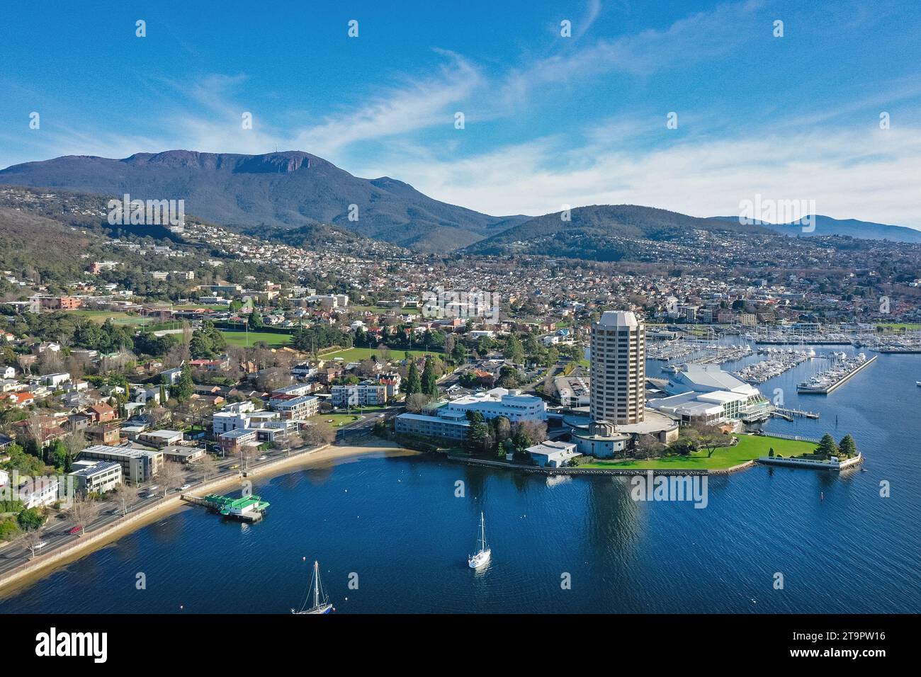 Vista aerea di Hobart, che mostra il fiume Derwent, il casinò e il monte Wellington in Tasmania, Australia Foto Stock